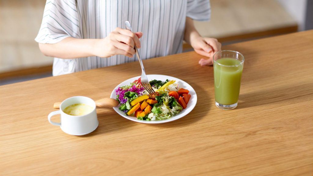 Marion entrain de manger un plat de légumes