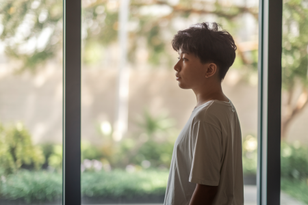 jeune-personne-fenetre-jardin-flou