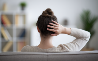 personne-dos-canape-main-tete