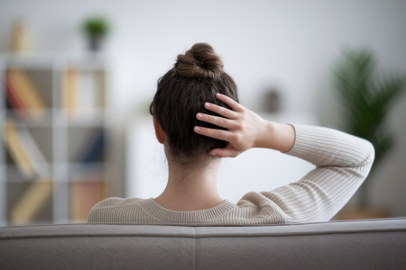 personne-dos-canape-main-tete