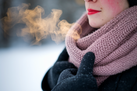 personne-echarpe-hiver-souffle-joues-rouges