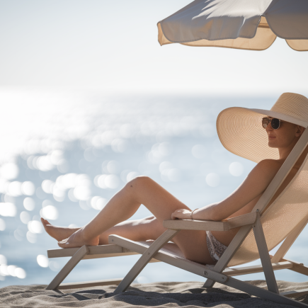 personne-transat-parasol-mer