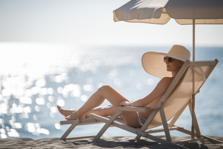 personne-transat-parasol-mer