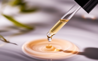 pipette-serum-goutte-lumineuse-surface