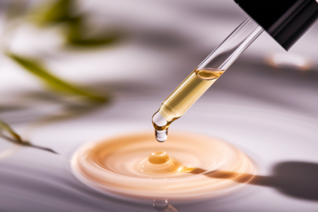 pipette-serum-goutte-lumineuse-surface