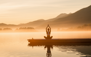 silhouette-yoga-ponton-lac-montagnes