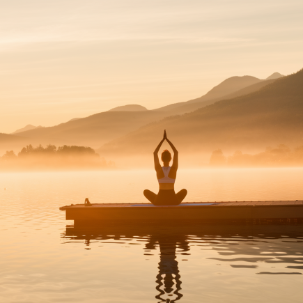 silhouette-yoga-ponton-lac-montagnes