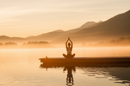 silhouette-yoga-ponton-lac-montagnes