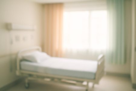 lit-hopital-vide-lumiere-douce