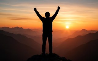 personne-sommet-montagne-lever-soleil