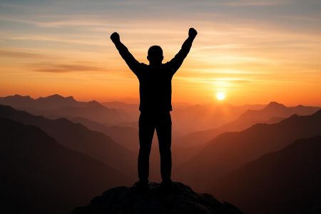 personne-sommet-montagne-lever-soleil