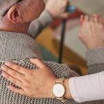 Comment organiser une aide à domicile pour une personne âgée à Hyères et dans le Var ?