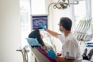 Clinique dentaire pluridisciplinaire à Charleroi : soins pour toute la famille, esthétique et urgences